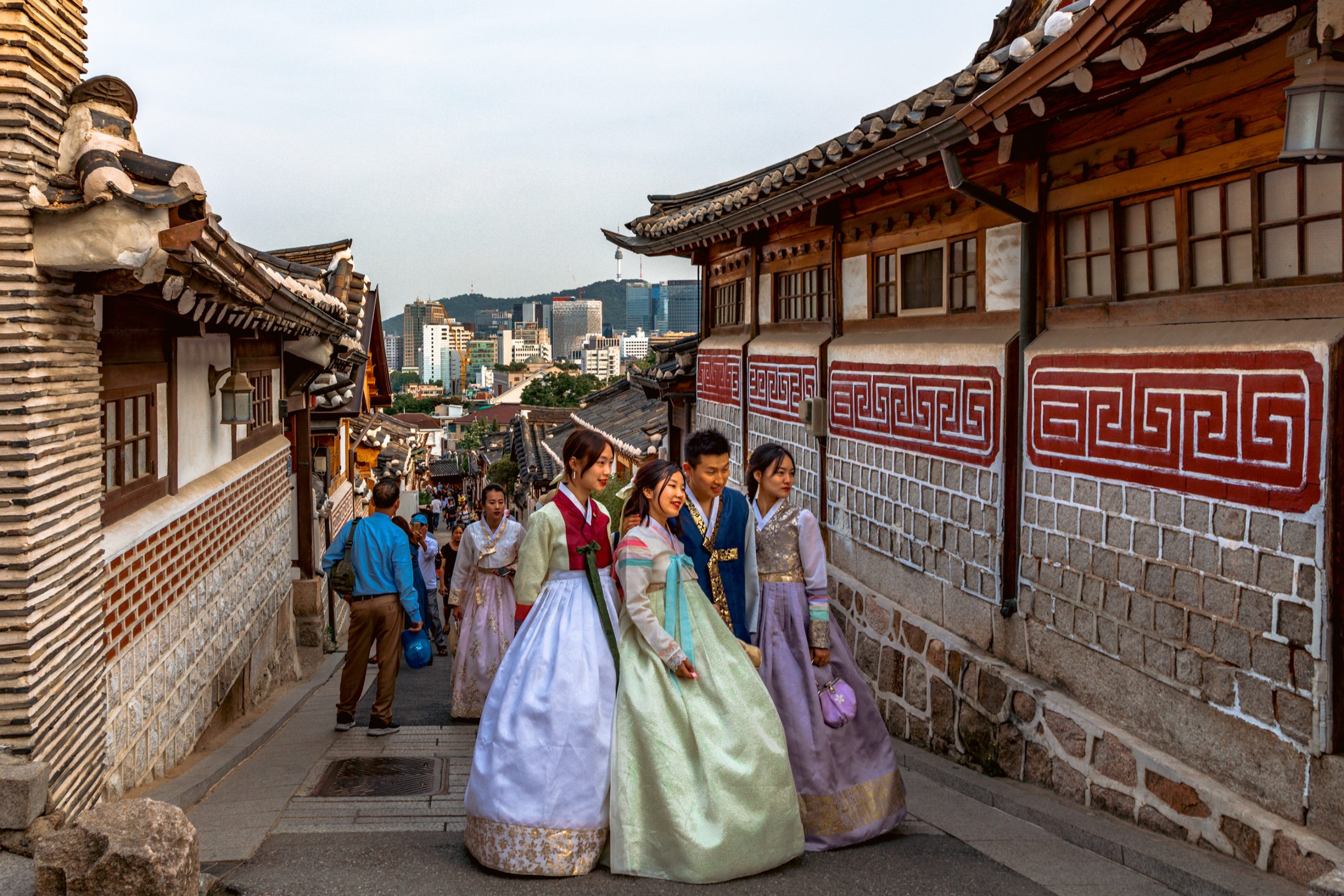 Promeneurs en hanbok à Bukchon
