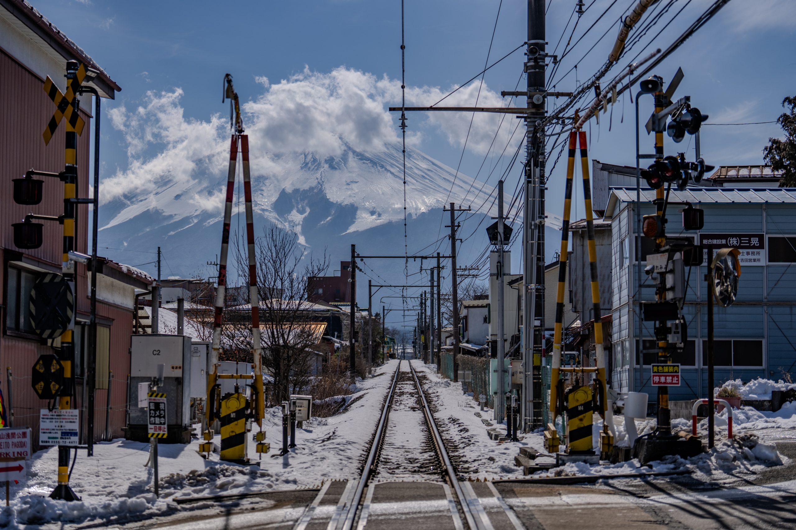 Rails enneigés et Mont Fuji