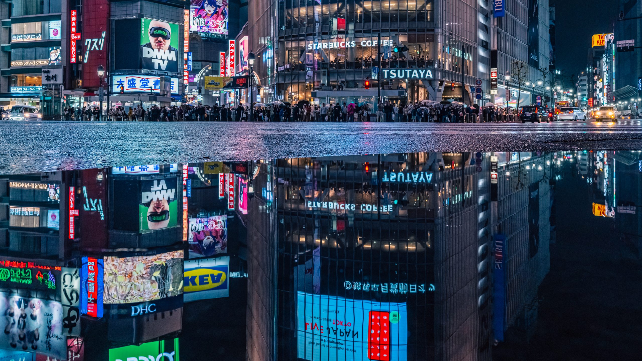 Reflets Nocturnes à Shibuya Crossing