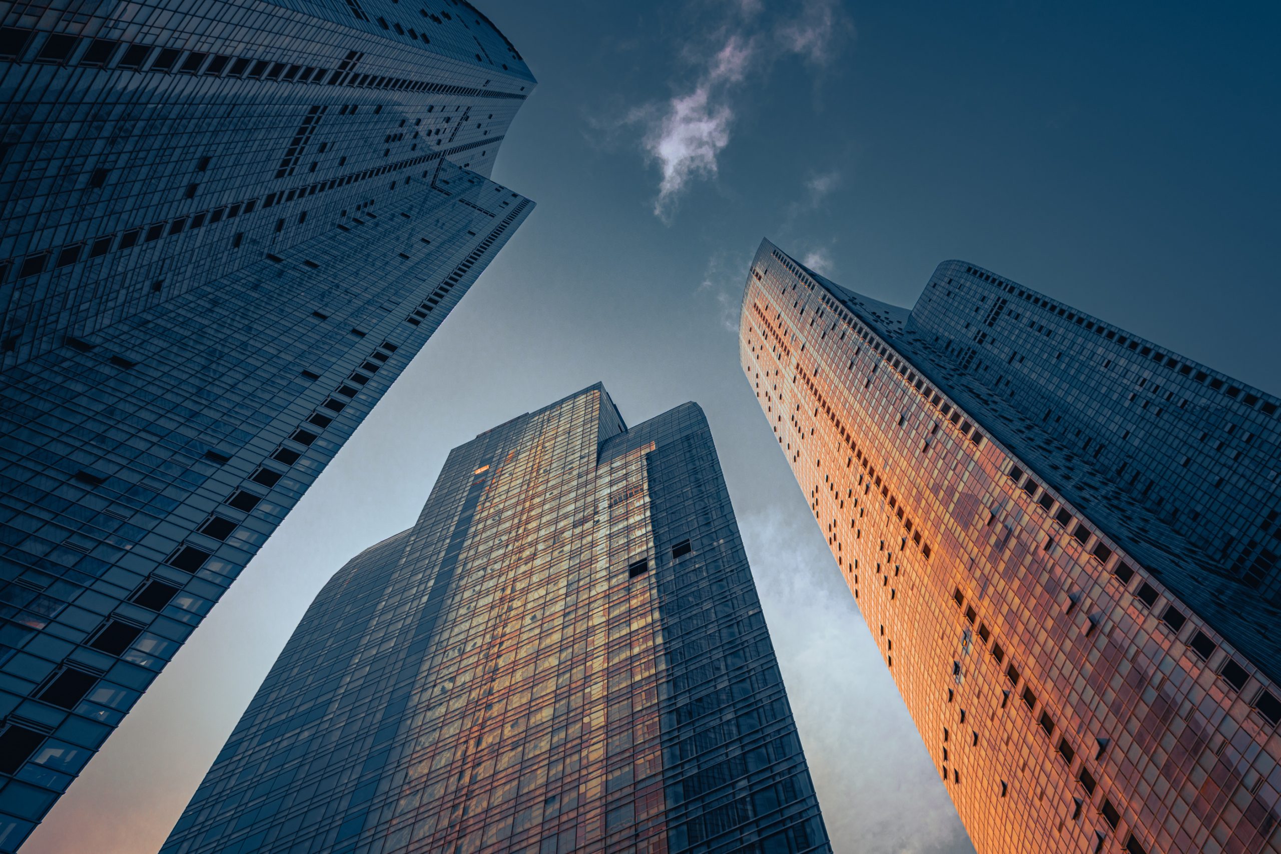 Reflets d’or sur gratte-ciel