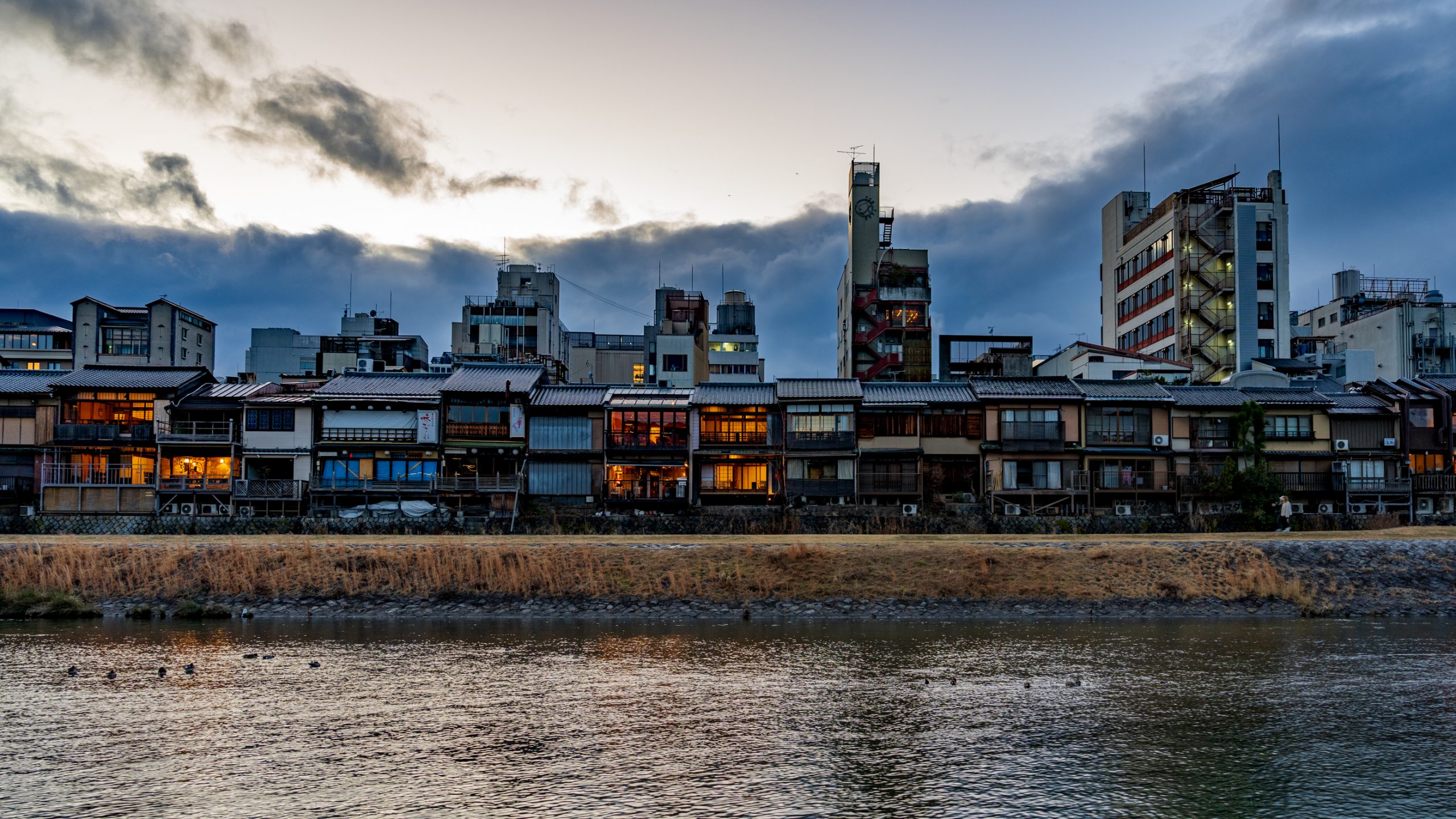 Rive du Kamogawa à Kyoto