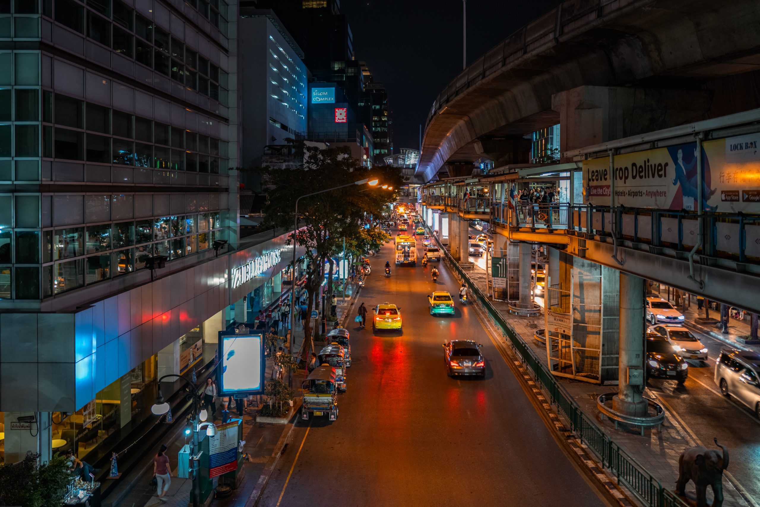 Rue Silom Bangkok de nuit