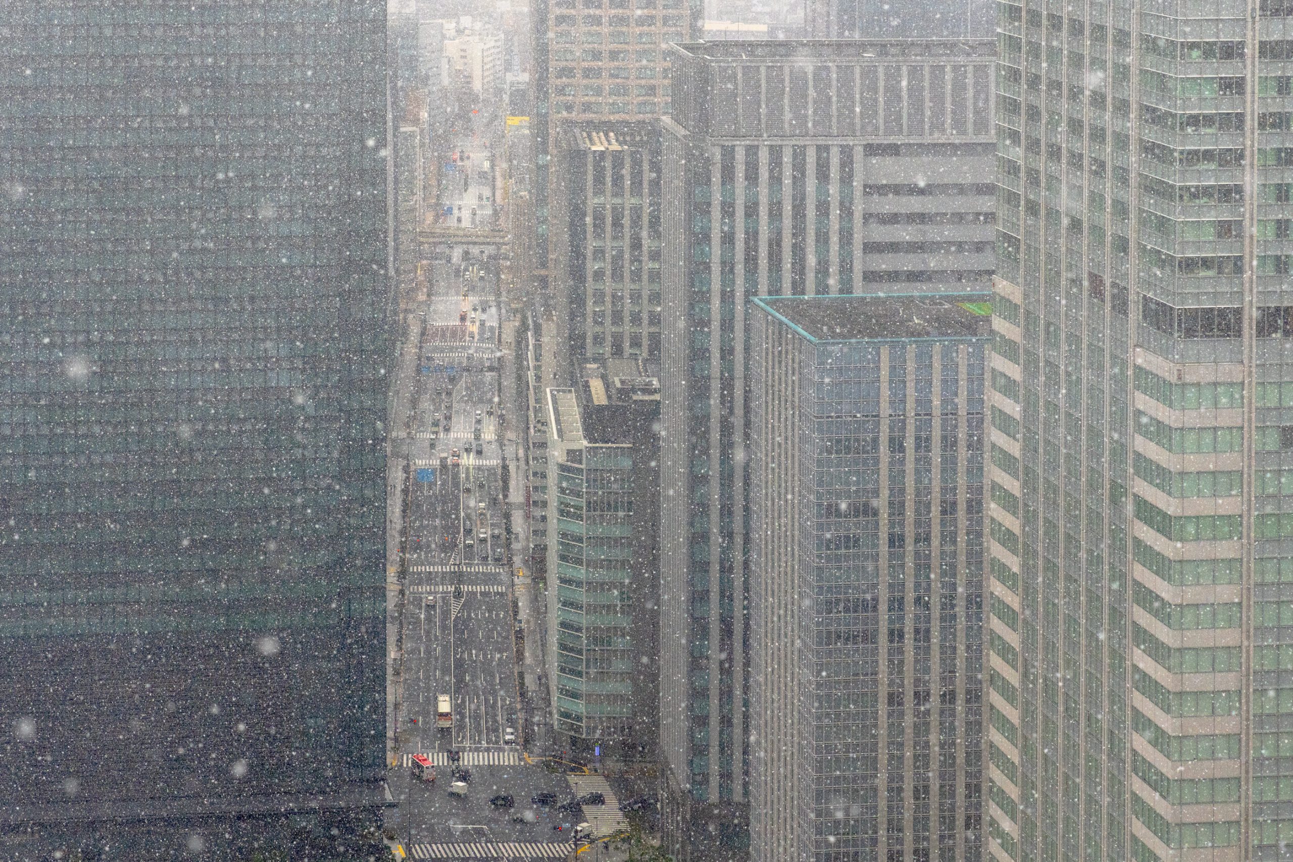 Rue enneigée entre gratte-ciels