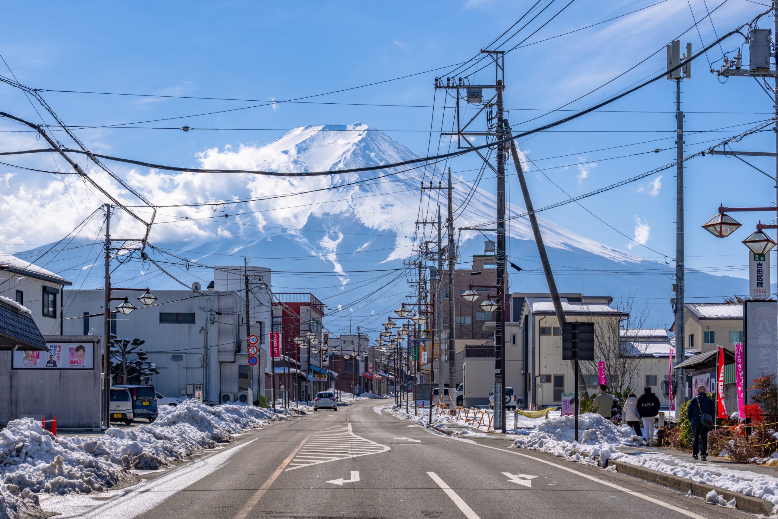 Rue enneigée face au Mont Fuji