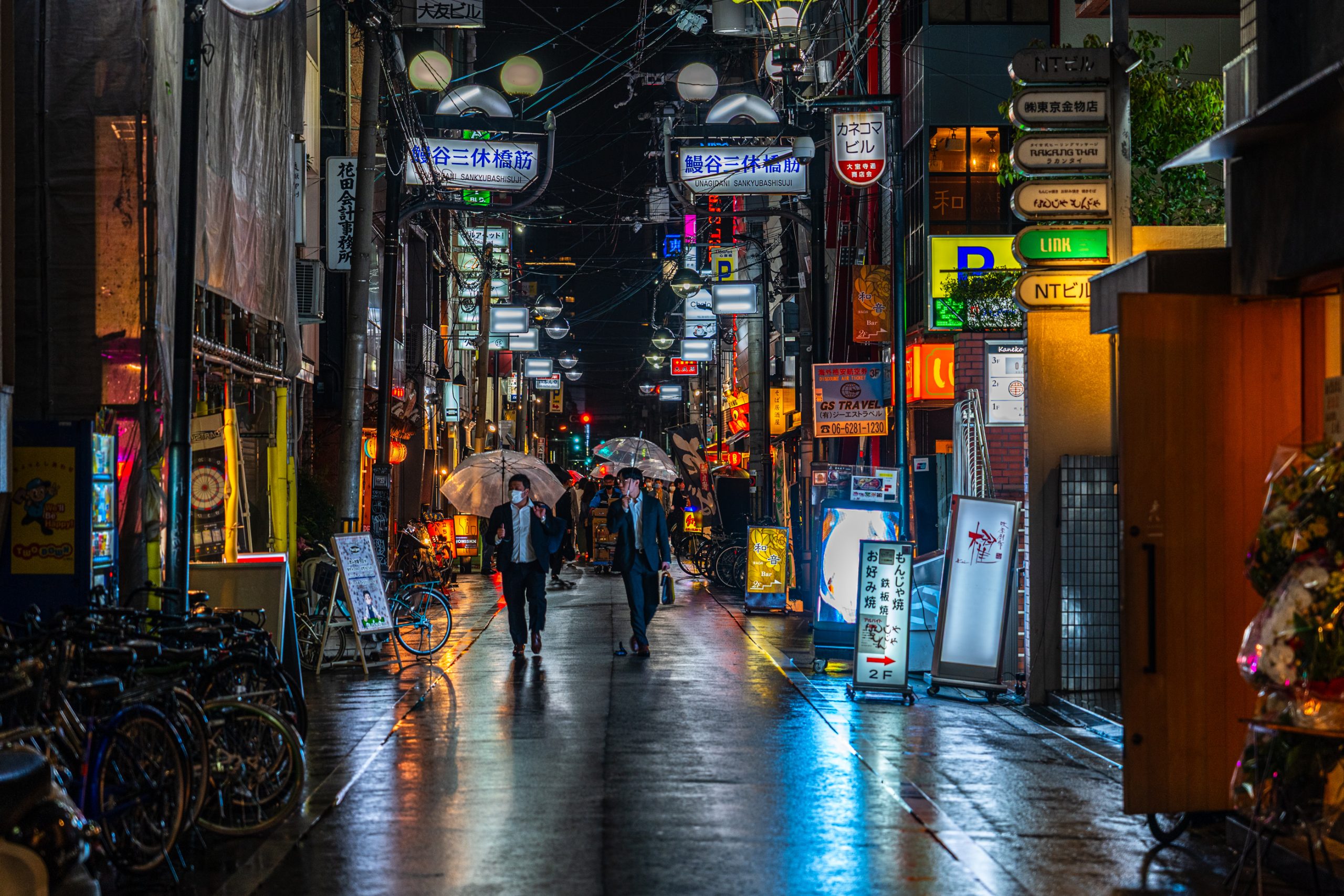 Ruelle Sankyubashisuji sous la pluie