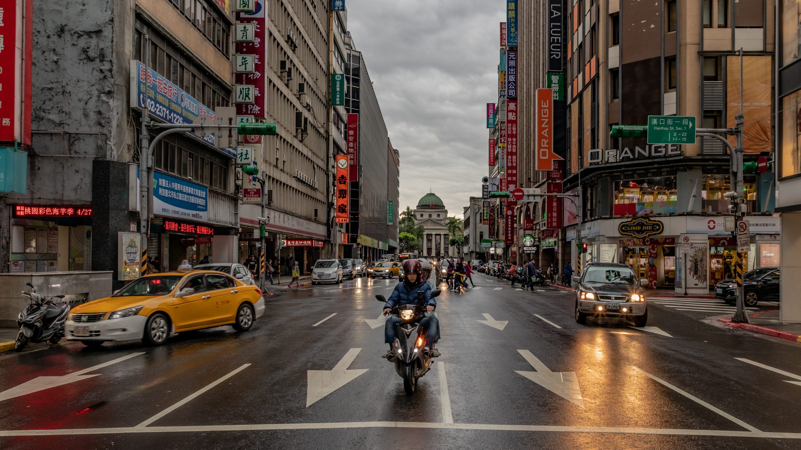 Scooter sous la pluie à Taipei