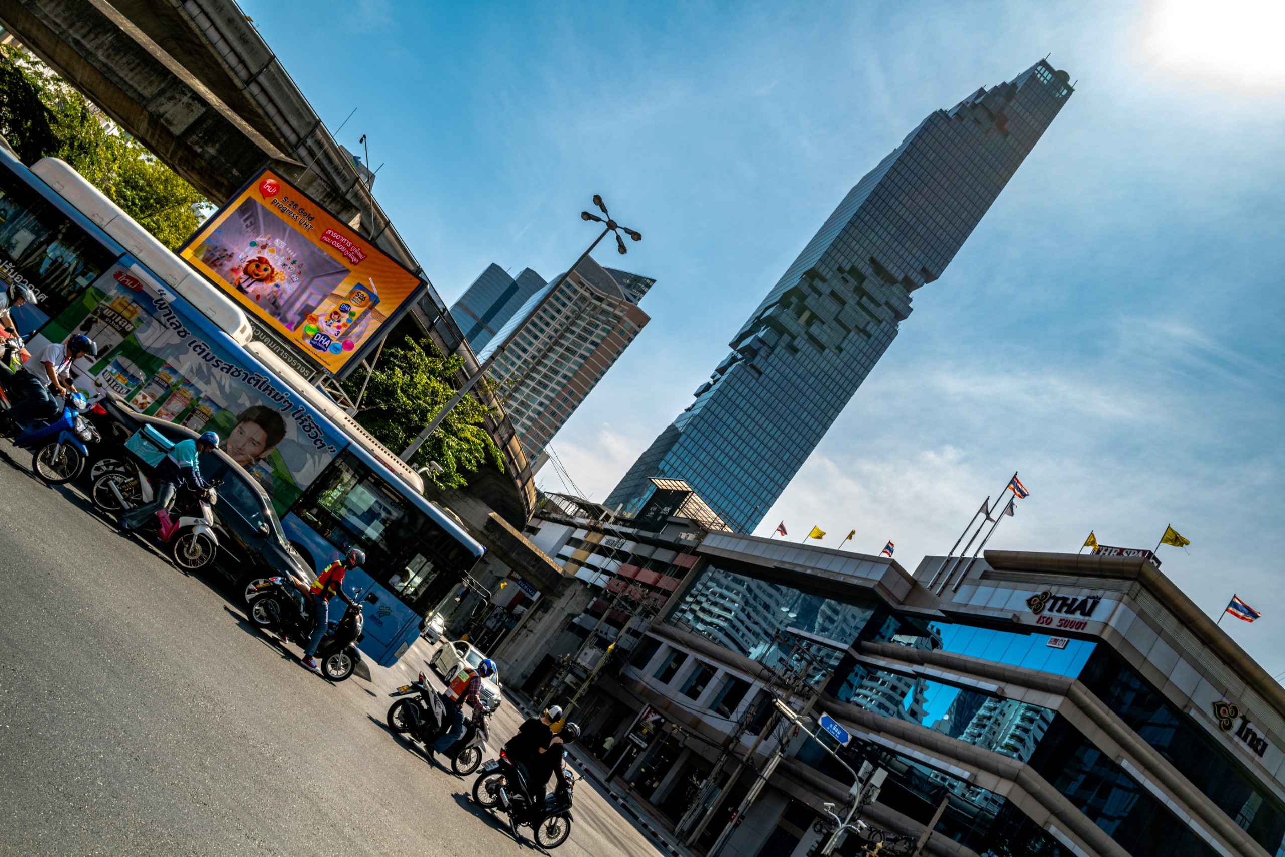 Scooters sous la Tour MahaNakhon