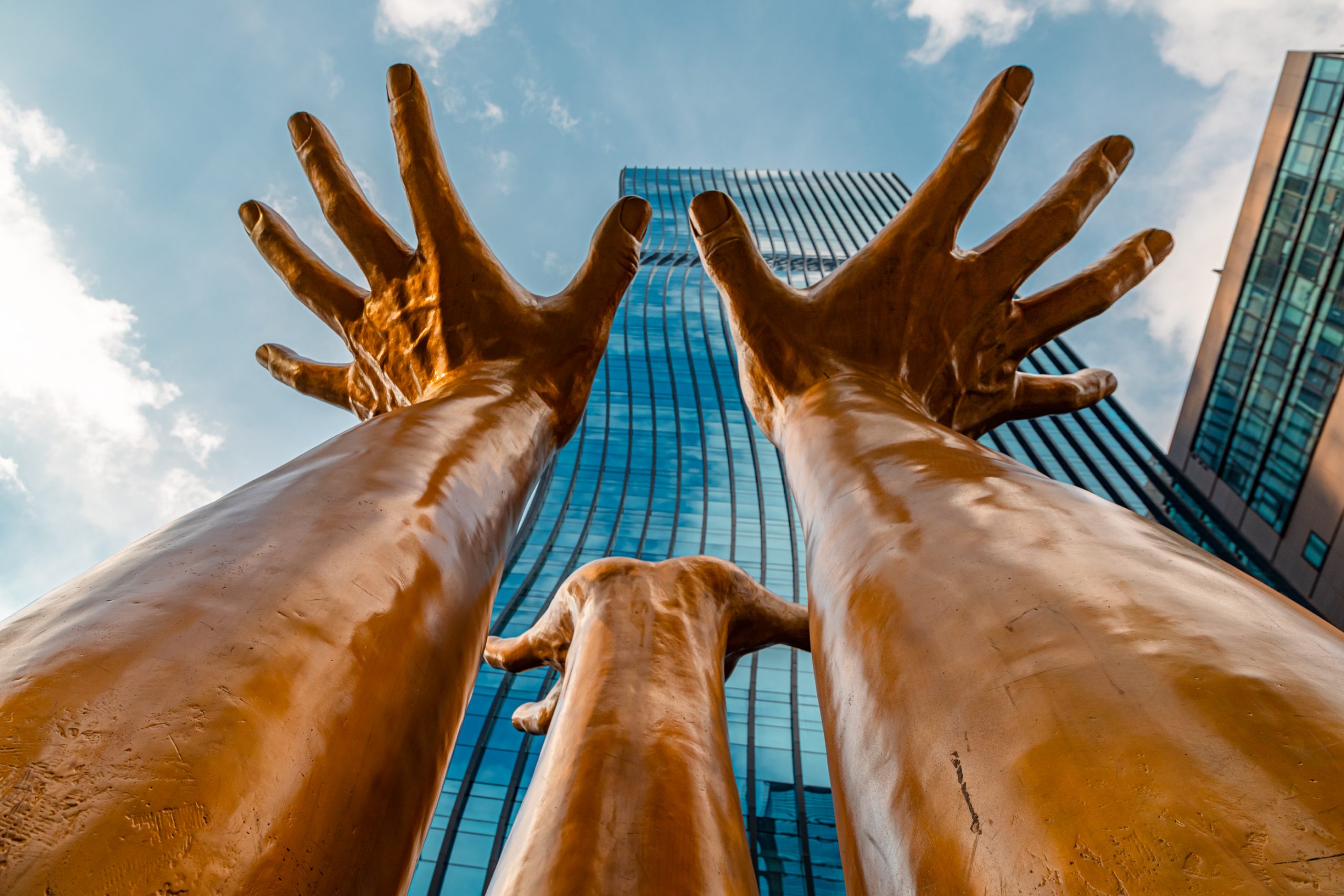 Sculpture de mains en bronze