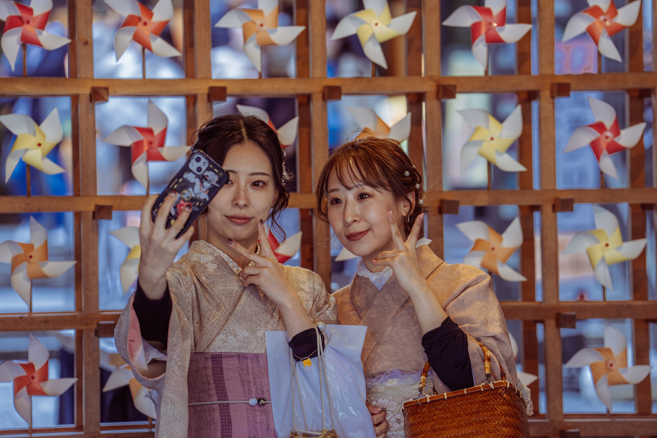 Selfie en kimono devant moulinets