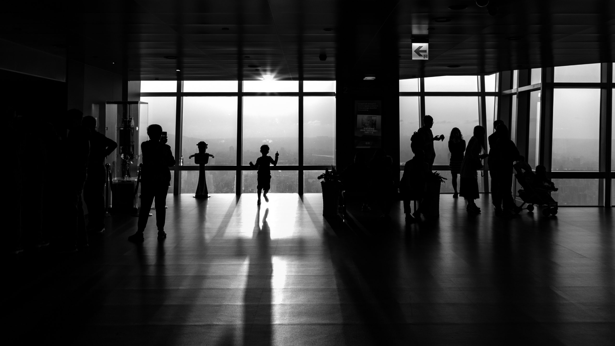 Silhouettes sur plateforme d’observation