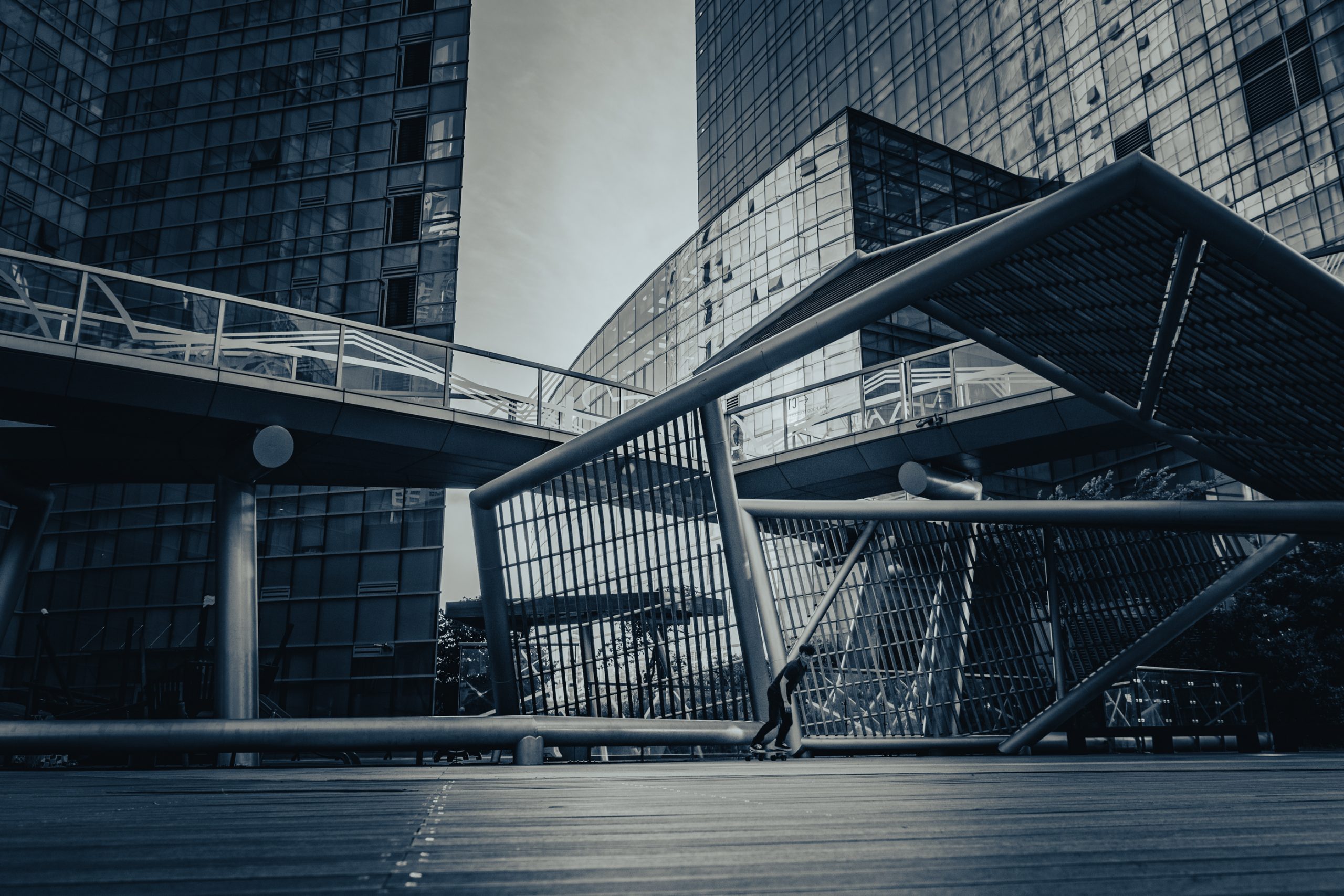 Skateur sous passerelle urbaine