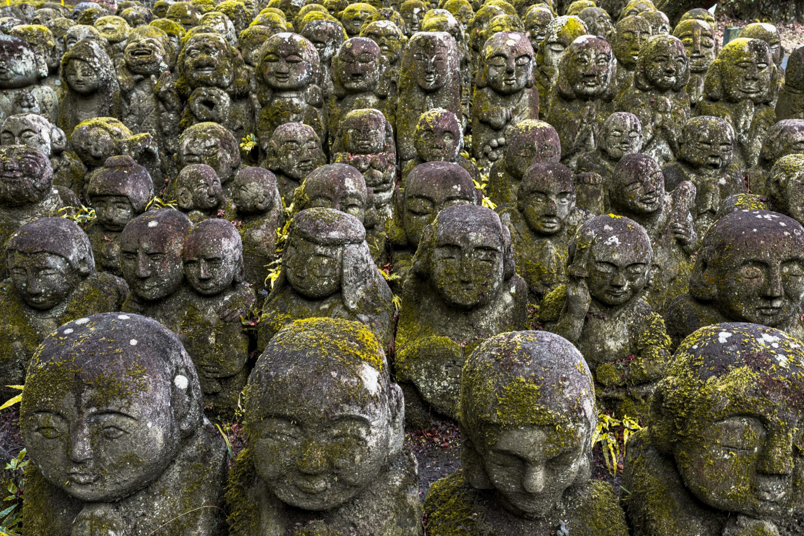 Statues de Jizō moussus