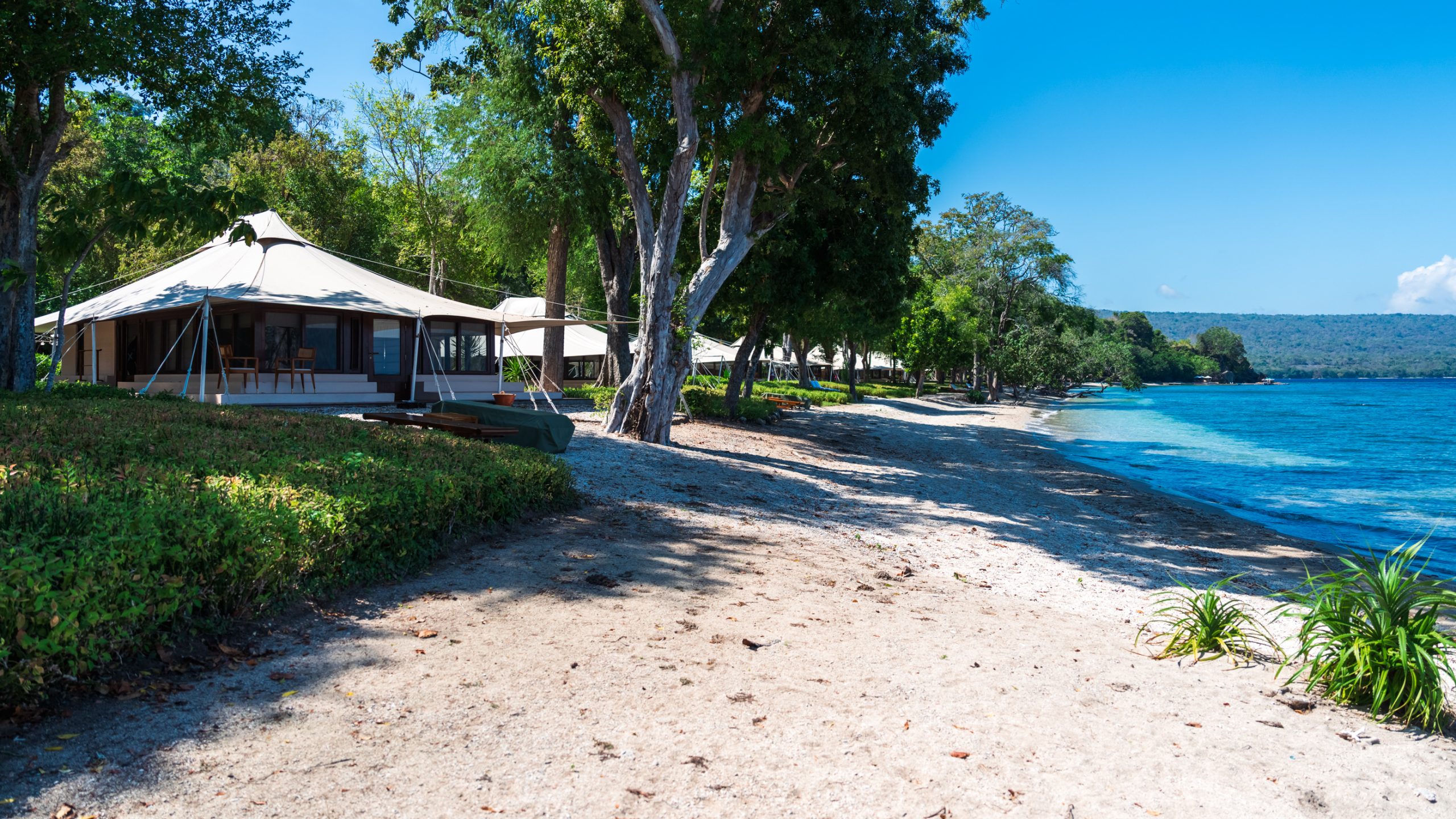 Tente de glamping sur plage de Moyo
