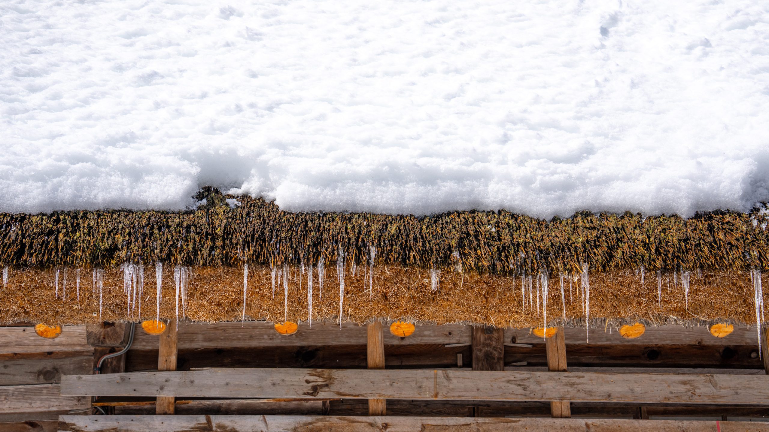 Toit de Chaume Enneigé et Glaçons