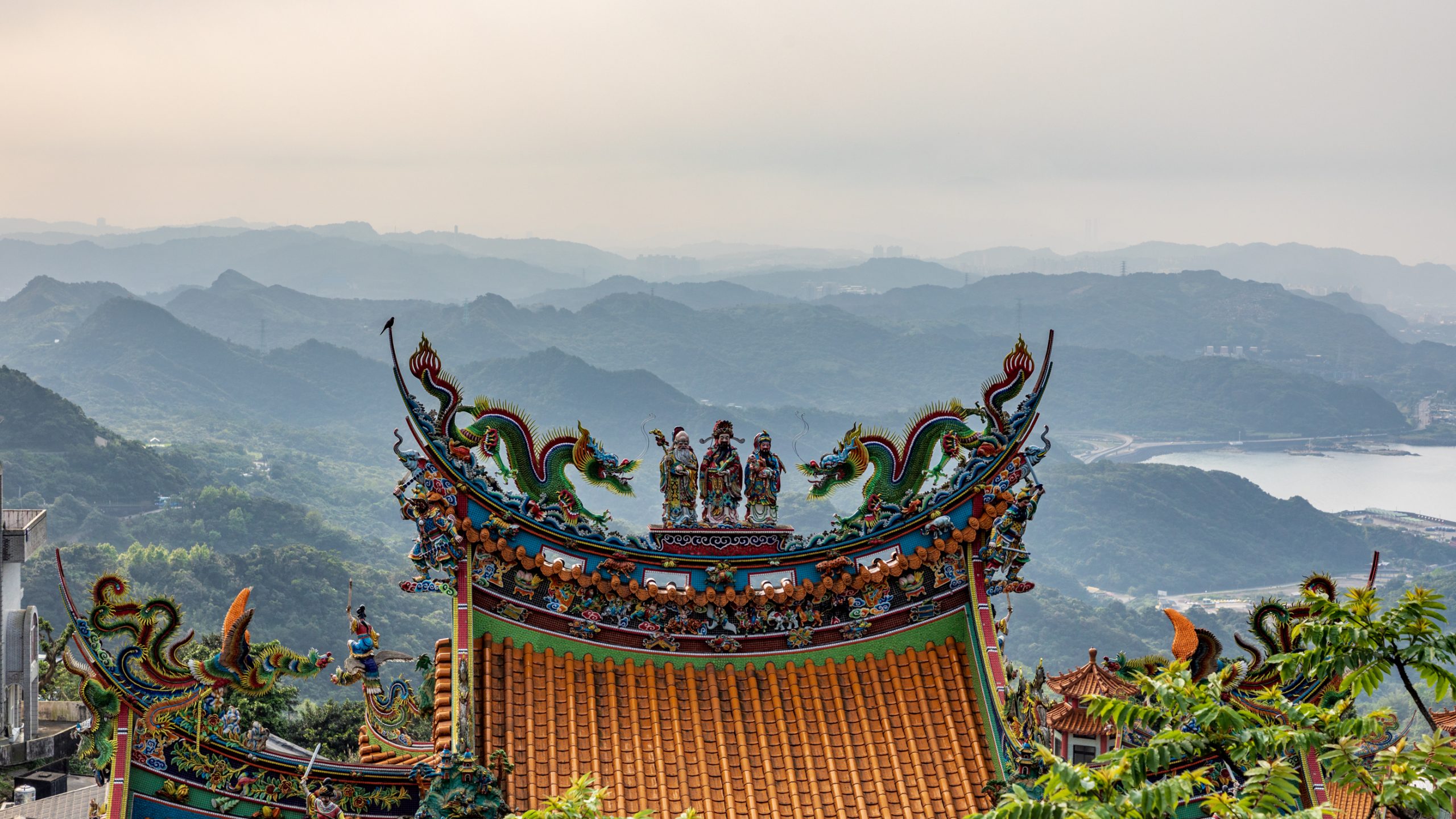 Toit de temple taïwanais aux dragons