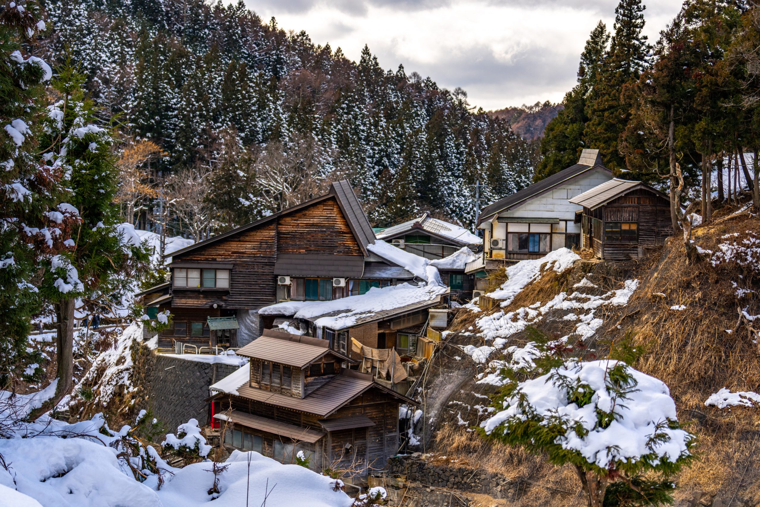Village de Montagne Japonais Enneigé