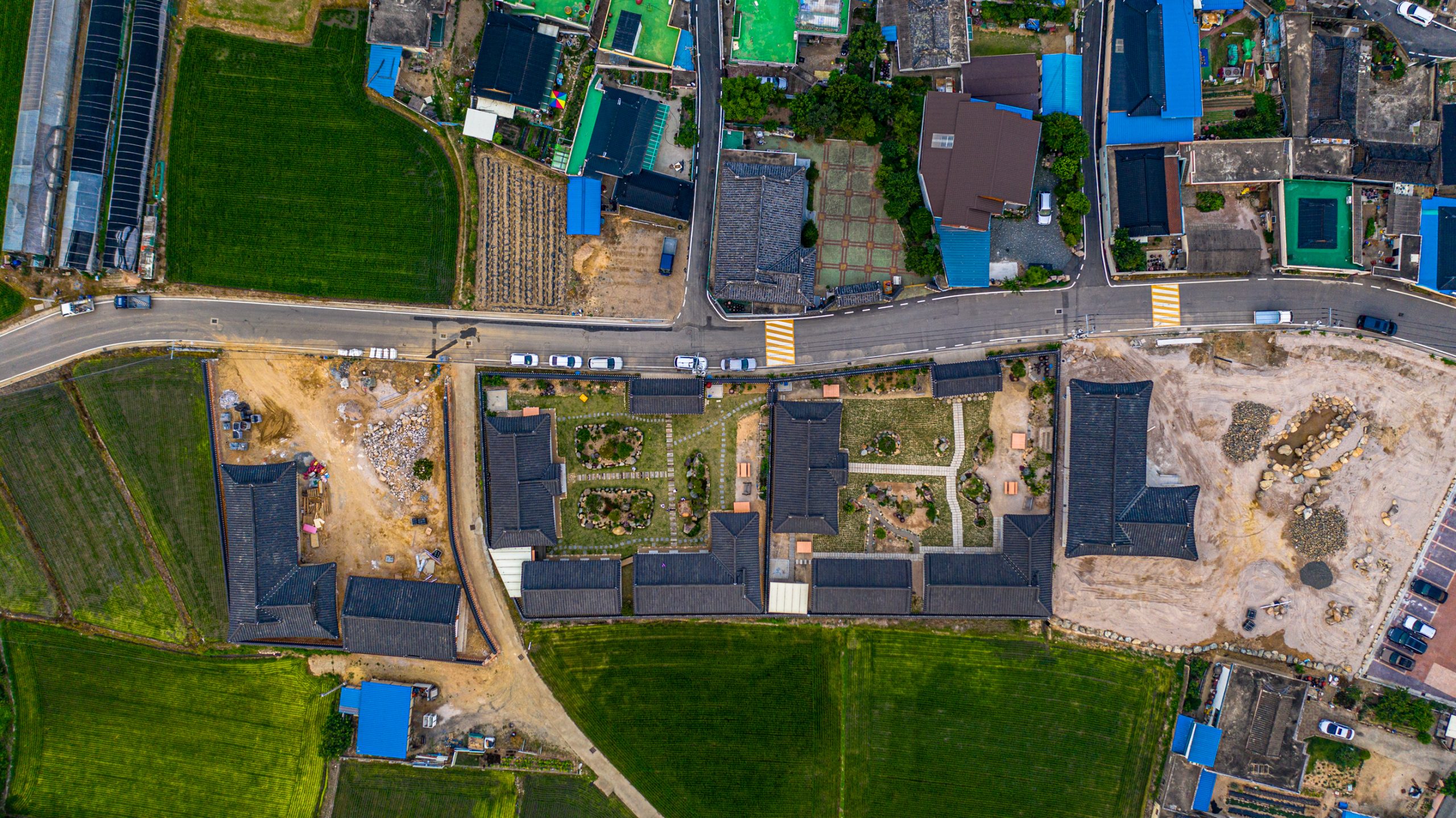 Village hanok entre rizières verdoyantes