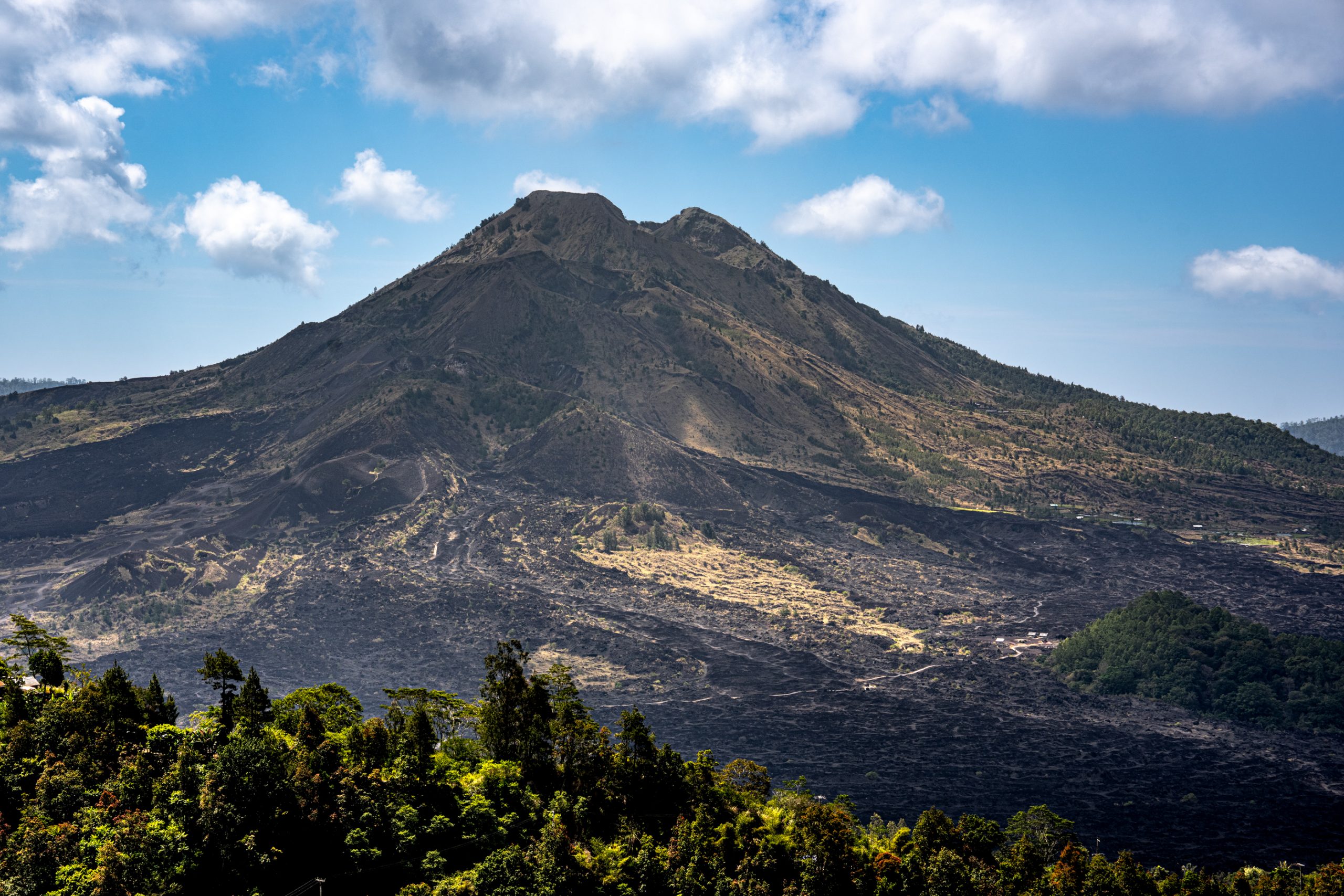 Volcan Pacaya sous ciel bleu