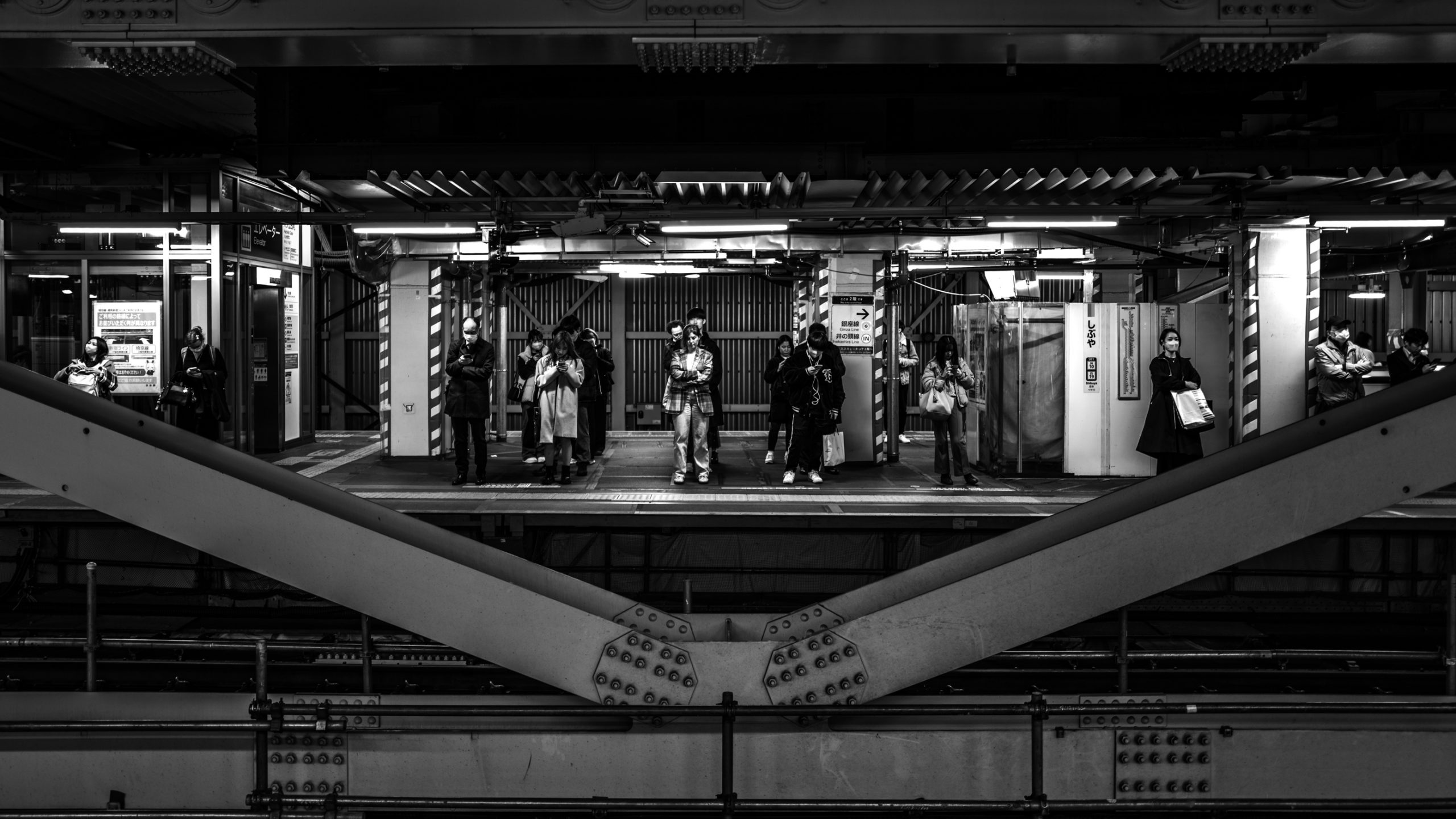 Voyageurs sur quai Shibuya