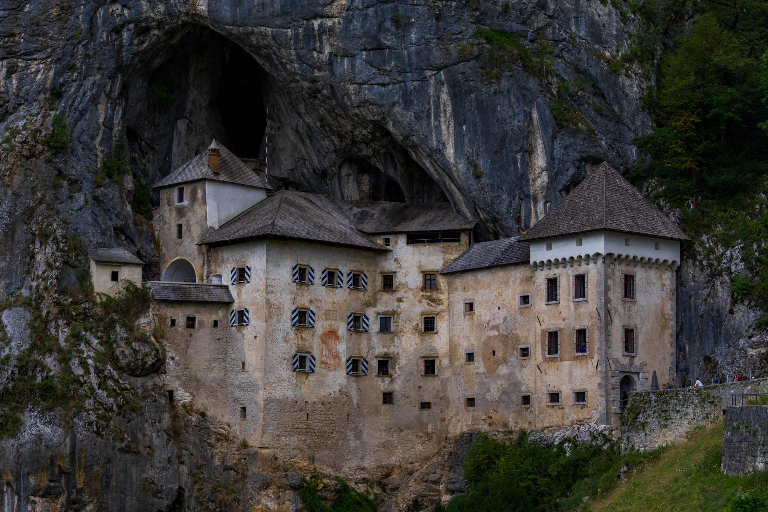 Château de Predjama dans la falaise