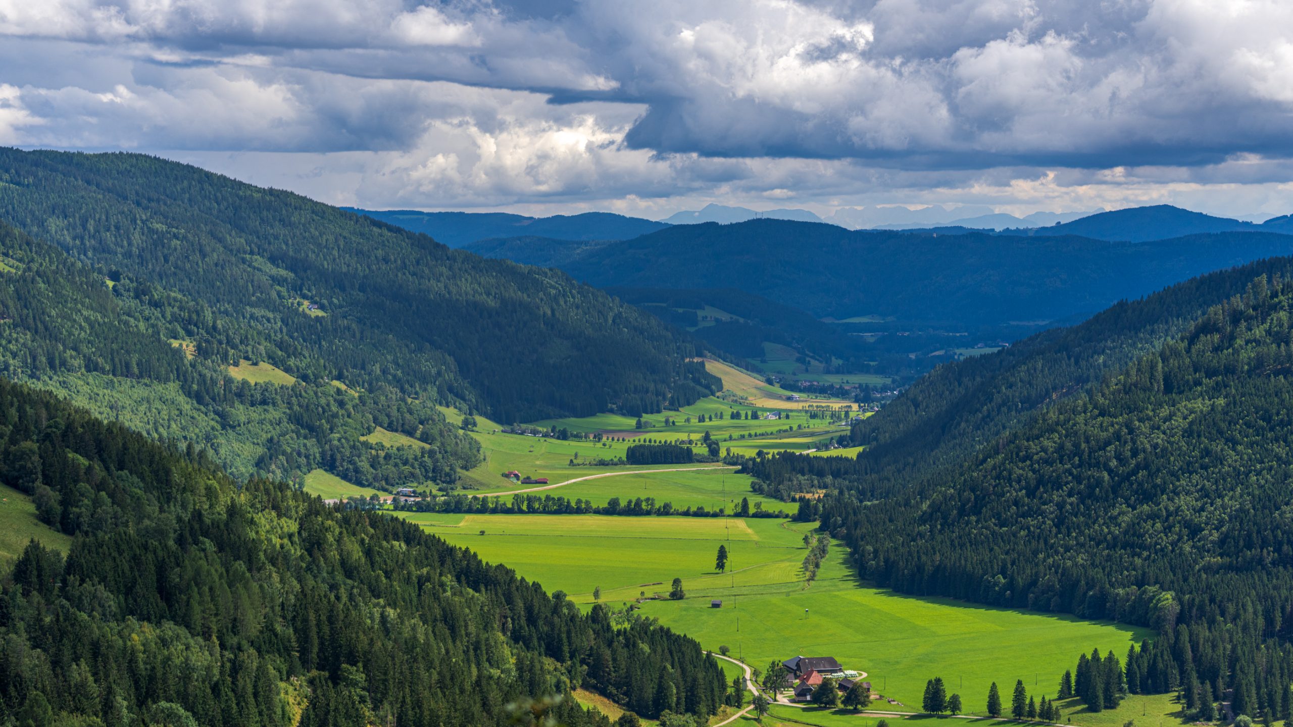Ferme isolée en vallée forestière