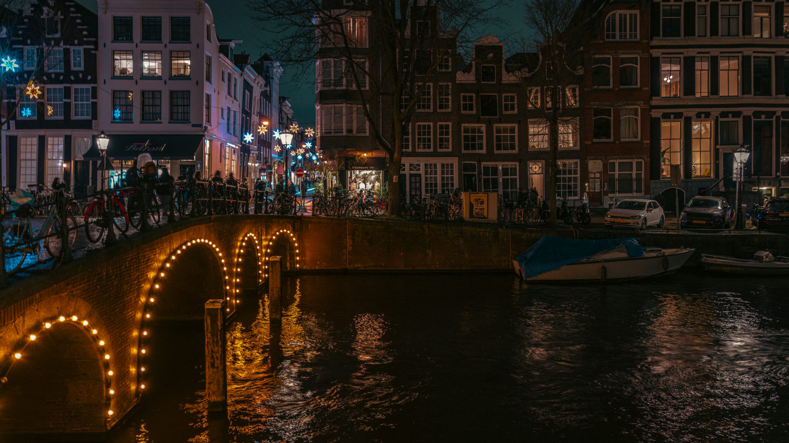 Pont illuminé du canal d’Amsterdam