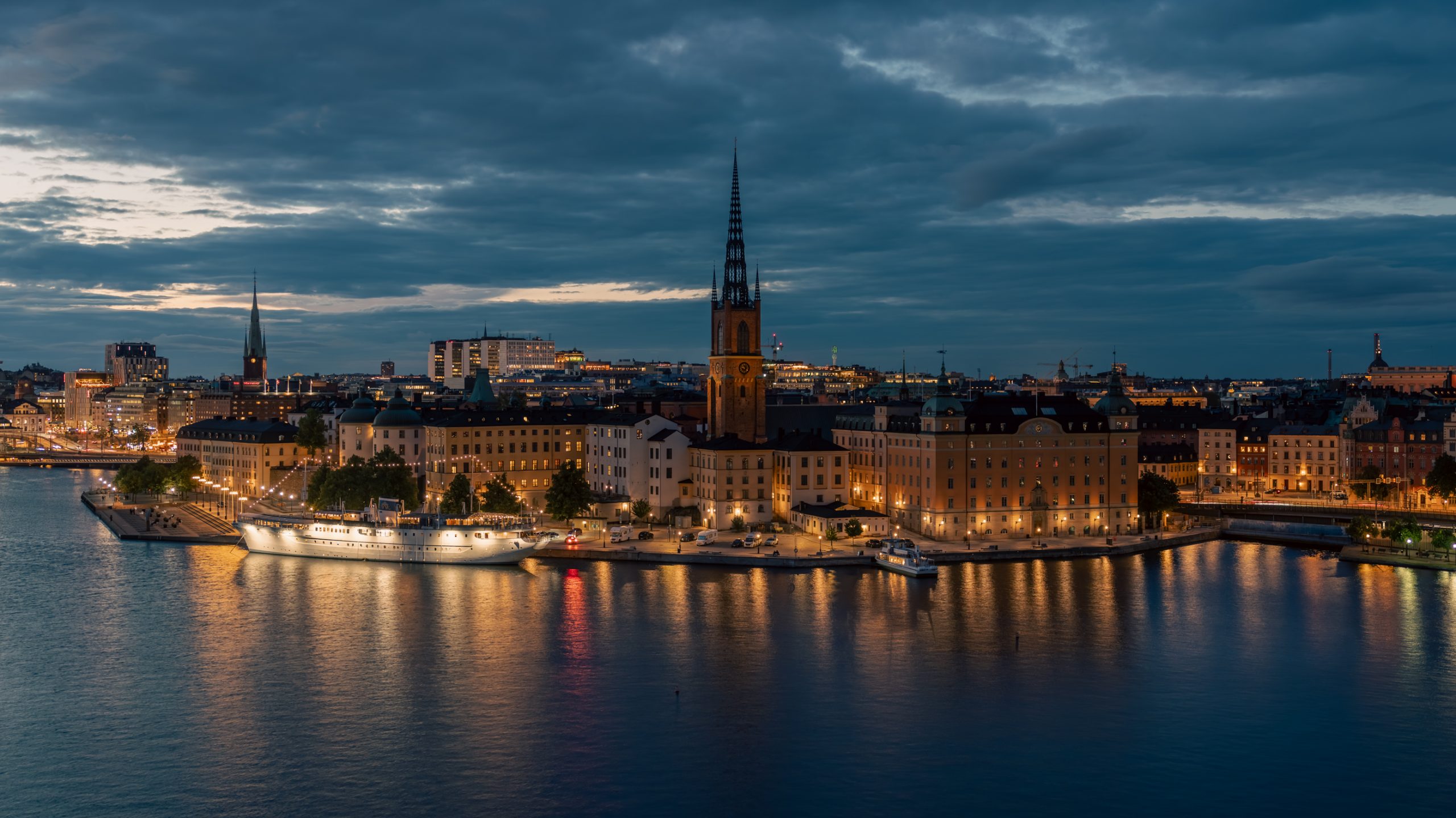 Riddarholmskyrkan et bateaux éclairés
