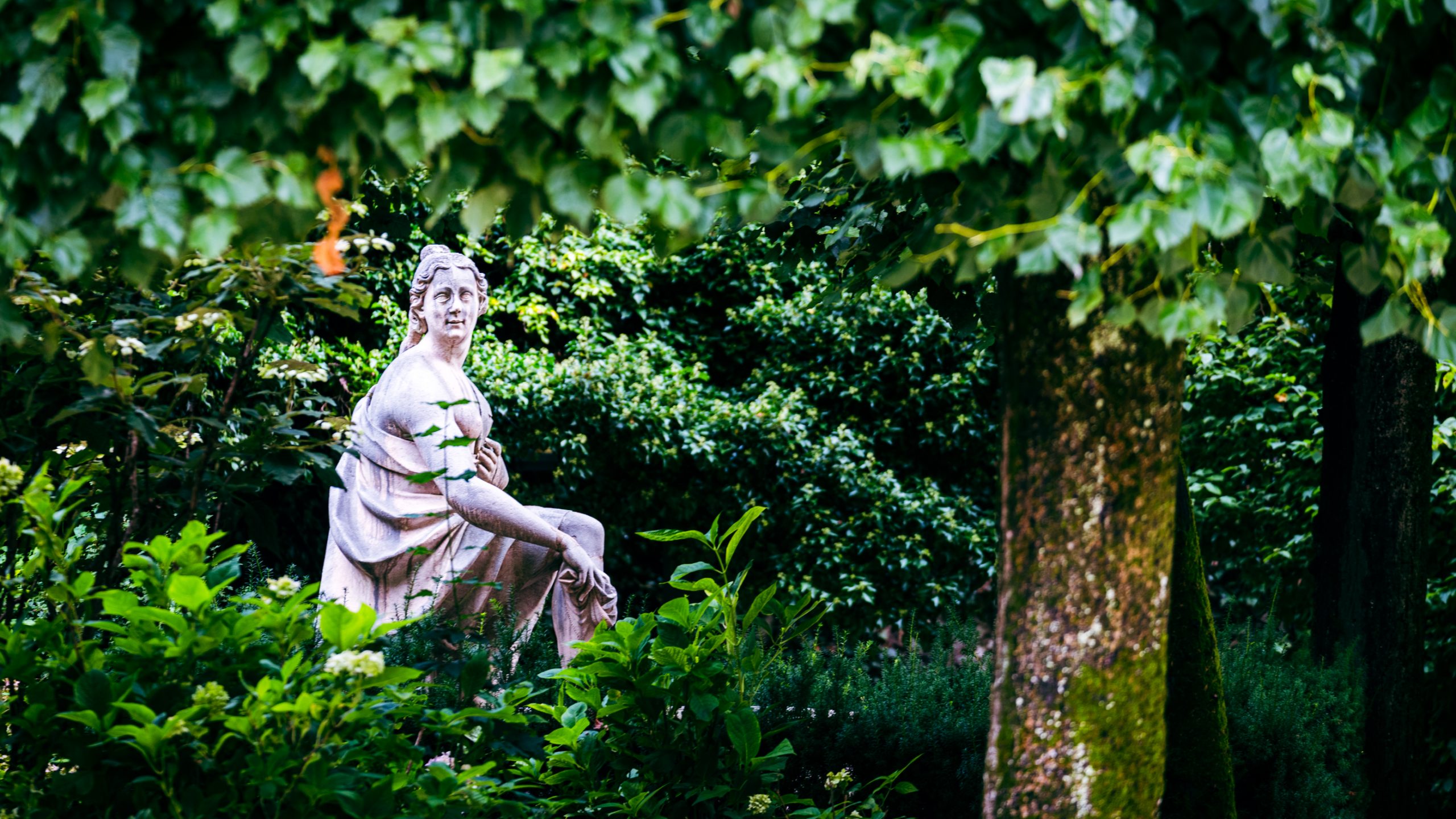 Statue de marbre dans jardin